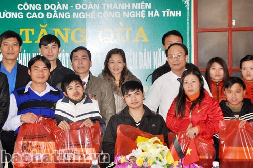 Tặng quà Tết cho trẻ mồ côi, người khuyết tật ảnh 1