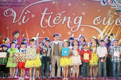 Ấm tình đêm hội "Vì tiếng cười trẻ thơ 2015" ảnh 4