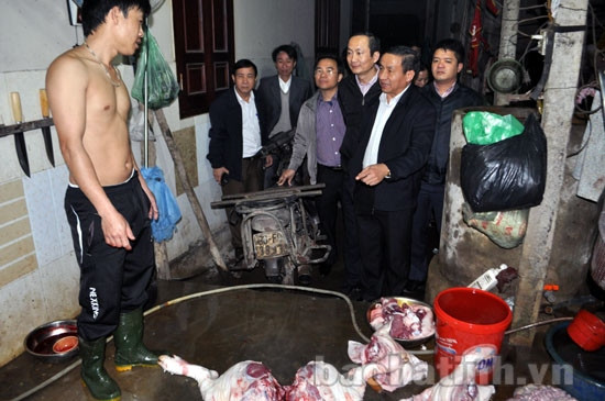 Đảm bảo ATVSTP tại một số điểm giết mổ gia súc, gia cầm ảnh 2