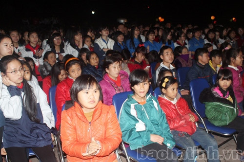 Ấm tình đêm hội "Vì tiếng cười trẻ thơ 2015" ảnh 2