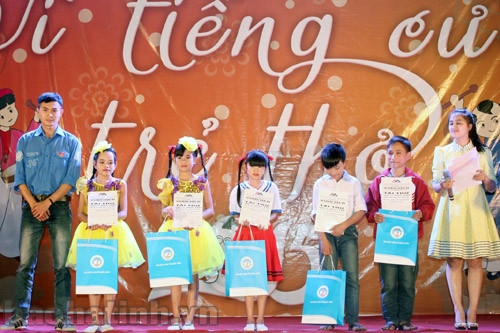 Ấm tình đêm hội "Vì tiếng cười trẻ thơ 2015" ảnh 5