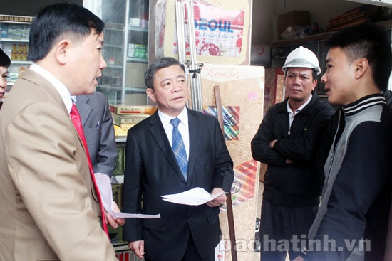 Bí thư Tỉnh ủy - Chủ tịch UBND tỉnh kiểm tra công tác QLTT, ATVSTP, tặng quà lực lượng đang công tác tại Cửa khẩu quốc tế Cầu Treo ảnh 4