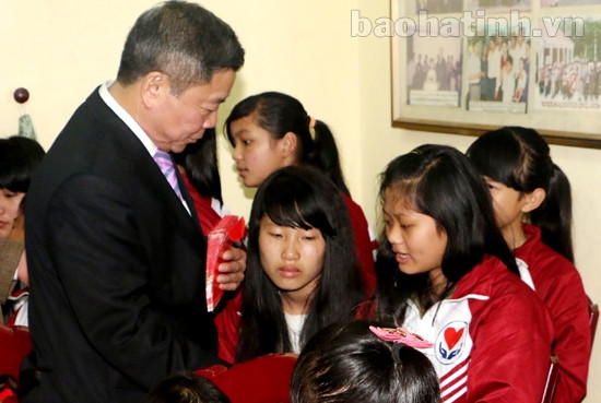 Bí thư Tỉnh ủy – Chủ tịch UBND tỉnh chúc tết trẻ mồ côi và đối tượng bảo trợ xã hội ảnh 4 Bí thư Tỉnh ủy – Chủ tịch UBND tỉnh chúc tết trẻ mồ côi và đối tượng bảo trợ xã hội ảnh 4