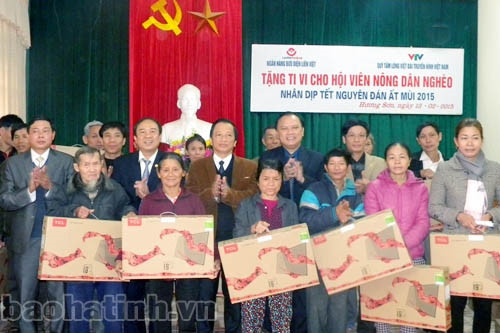 Quỹ “Tấm lòng Việt” VTV tặng 50 chiếc ti vi cho hộ nghèo ảnh 1