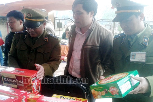 Xử phạt 20 hộ kinh doanh hàng hóa, thực phẩm không đúng quy định ảnh 1