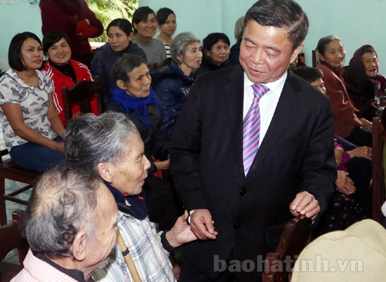 Bí thư Tỉnh ủy – Chủ tịch UBND tỉnh chúc tết trẻ mồ côi và đối tượng bảo trợ xã hội ảnh 1 Bí thư Tỉnh ủy – Chủ tịch UBND tỉnh chúc tết trẻ mồ côi và đối tượng bảo trợ xã hội ảnh 1