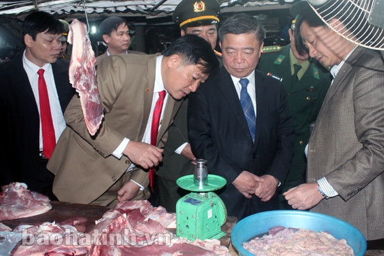 Bí thư Tỉnh ủy - Chủ tịch UBND tỉnh kiểm tra công tác QLTT, ATVSTP, tặng quà lực lượng đang công tác tại Cửa khẩu quốc tế Cầu Treo ảnh 2