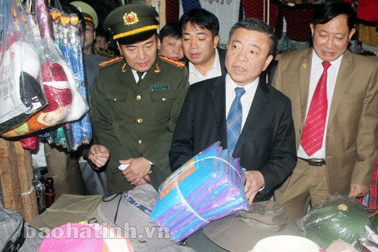 Bí thư Tỉnh ủy - Chủ tịch UBND tỉnh kiểm tra công tác QLTT, ATVSTP, tặng quà lực lượng đang công tác tại Cửa khẩu quốc tế Cầu Treo ảnh 3