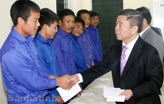 Bí thư Tỉnh ủy – Chủ tịch UBND tỉnh chúc tết trẻ mồ côi và đối tượng bảo trợ xã hội ảnh 6 Bí thư Tỉnh ủy – Chủ tịch UBND tỉnh chúc tết trẻ mồ côi và đối tượng bảo trợ xã hội ảnh 6