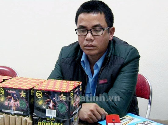 Dùng taxi vận chuyển pháo trái phép ảnh 1