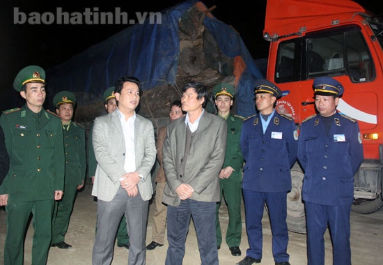 45 xe đầu kéo chở gỗ vi phạm tải trọng ảnh 1