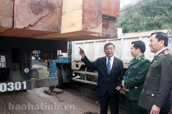 Bí thư Tỉnh ủy - Chủ tịch UBND tỉnh kiểm tra công tác QLTT, ATVSTP, tặng quà lực lượng đang công tác tại Cửa khẩu quốc tế Cầu Treo ảnh 6