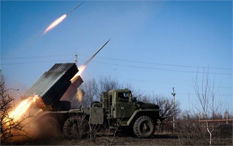 Ukraine đe dọa sẽ áp đặt thiết quân luật nếu lệnh ngừng bắn bị phá vỡ ảnh 1 Ukraine đe dọa sẽ áp đặt thiết quân luật nếu lệnh ngừng bắn bị phá vỡ ảnh 1