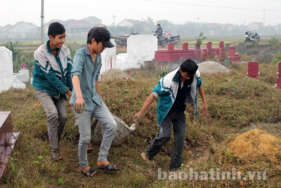 "Nghề" tảo mộ… thuê! ảnh 2 "Nghề" tảo mộ… thuê! ảnh 2