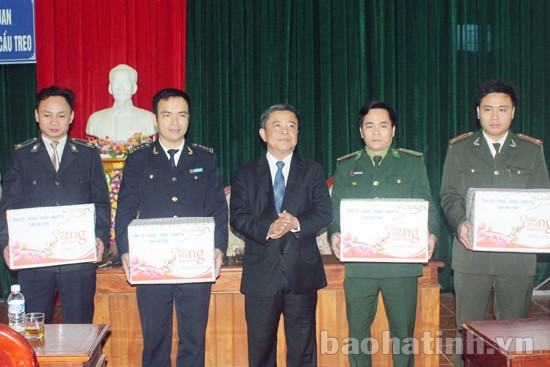 Bí thư Tỉnh ủy - Chủ tịch UBND tỉnh kiểm tra công tác QLTT, ATVSTP, tặng quà lực lượng đang công tác tại Cửa khẩu quốc tế Cầu Treo ảnh 7