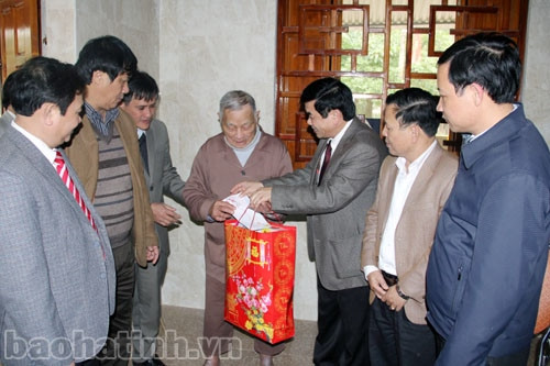 Lãnh đạo tỉnh tặng quà đảng viên cao tuổi, gia đình chính sách ảnh 4 Lãnh đạo tỉnh tặng quà đảng viên cao tuổi, gia đình chính sách ảnh 4