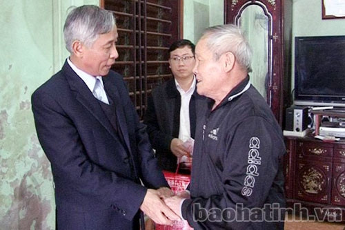 Lãnh đạo tỉnh tặng quà đảng viên cao tuổi, gia đình chính sách ảnh 2
