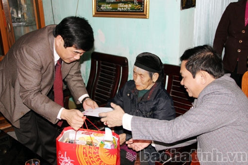 Lãnh đạo tỉnh tặng quà đảng viên cao tuổi, gia đình chính sách ảnh 3 Lãnh đạo tỉnh tặng quà đảng viên cao tuổi, gia đình chính sách ảnh 3