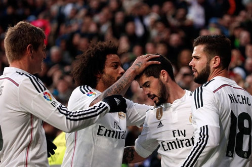 Các cầu thủ Real Madrid ăn mừng bàn thắng của Isco - Ảnh: Reuters