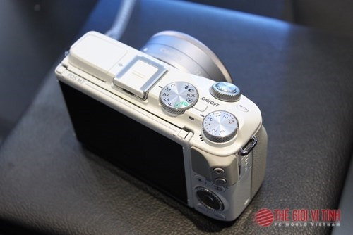 Phiên bản trắng của Canon EOS M3 phù hợp với giới nữ.
