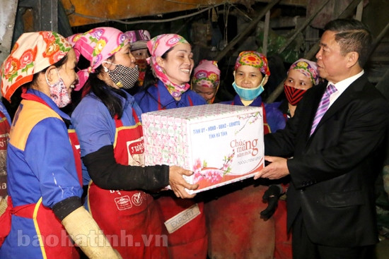 Lãnh đạo tỉnh chúc tết CBCNV nhà máy xử lý rác thải ảnh 1