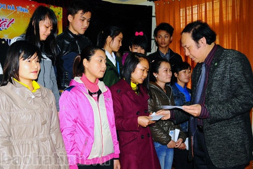 Đại học Hà Tĩnh trao quà cho 227 SV về quê đón Tết ảnh 1