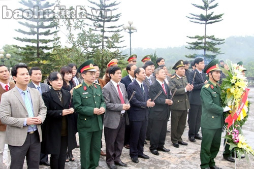 Lãnh đạo tỉnh dâng hương các khu tưởng niệm và chúc Tết Quân khu 4 ảnh 2