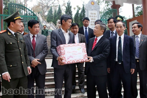 Lãnh đạo tỉnh dâng hương các khu tưởng niệm và chúc Tết Quân khu 4 ảnh 8