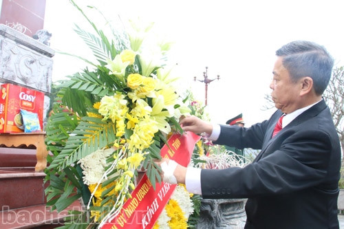 Lãnh đạo tỉnh dâng hương các khu tưởng niệm và chúc Tết Quân khu 4 ảnh 1