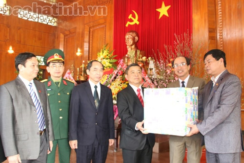 Lãnh đạo tỉnh dâng hương các khu tưởng niệm và chúc Tết Quân khu 4 ảnh 7