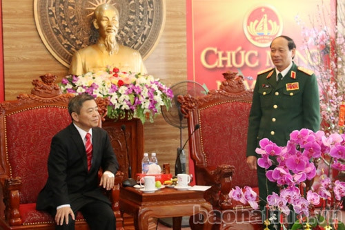 Lãnh đạo tỉnh dâng hương các khu tưởng niệm và chúc Tết Quân khu 4 ảnh 6