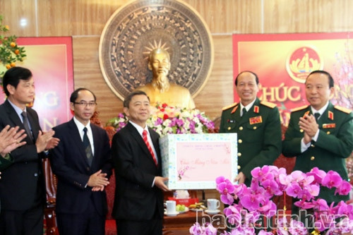 Chúc Tết cán bộ, sỹ quan, chiến sỹ tại Bộ Tư lệnh Quân khu 4, Bí thư Tỉnh ủy - Chủ tịch UBND tỉnh Võ Kim Cự đã thông báo khái quát những kết quả đạt được của Đảng bộ, quân và dân tỉnh nhà trong công cuộc xây dựng, phát triển KT-XH, đảm bảo QP-AN; đồng thời nhấn mạnh: thời gian qua, tỉnh Hà Tĩnh đã có bước phát triển đồng đều, toàn diện và bền vững trên tất cả các lĩnh vực, bên cạnh sự nỗ lực, cố gắng của đảng bộ, nhân dân tỉnh nhà, địa phương đã nhận được sự phối hợp, giúp đỡ kịp thời, có hiệu quả của Bộ tư lệnh Quân khu. Thời gian tới, tỉnh Hà Tĩnh mong muốn tiếp tục nhận được quan tâm, hỗ trợ của Bộ tư lệnh Quân khu trong việc thực hiện các nhiệm vụ quân sự, quốc phòng, góp phần giữ vững ổn định chính trị, trật tự an toàn xã hội, thúc đẩy kinh tế phát triển.