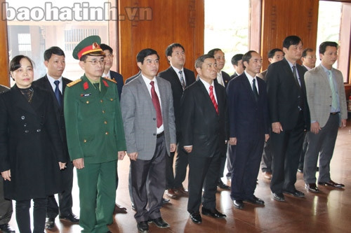 Lãnh đạo tỉnh dâng hương các khu tưởng niệm và chúc Tết Quân khu 4 ảnh 4