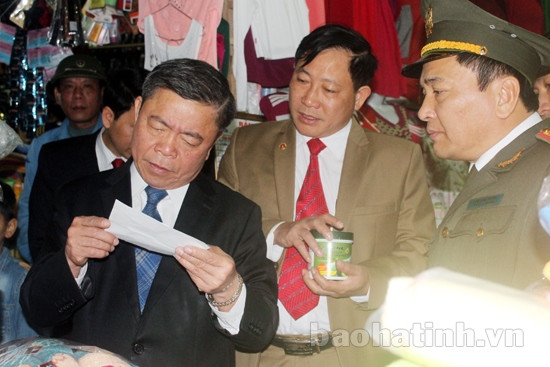 và kiểm tra nguồn gốc hàng hóa tại Trung tâm thương mại Tây Sơn (Hương Sơn)...