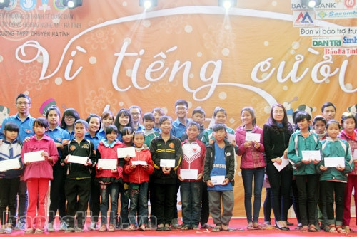 Trao quà gia đình chính sách, các em mồ côi Làng trẻ SOS ảnh 3