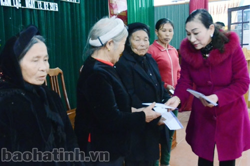 Trao quà gia đình chính sách, các em mồ côi Làng trẻ SOS ảnh 1