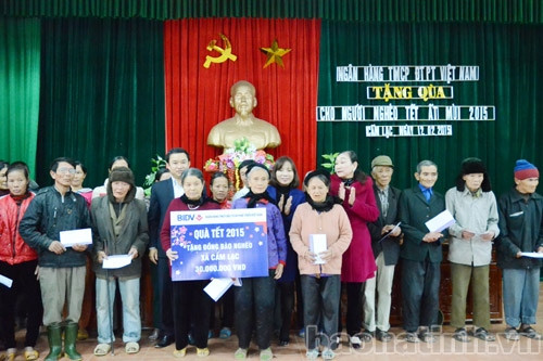 Trao quà gia đình chính sách, các em mồ côi Làng trẻ SOS ảnh 2