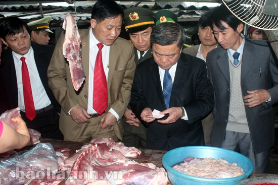 Bí thư Tỉnh ủy - Chủ tịch UBND tỉnh kiểm tra công tác QLTT, ATVSTP, tặng quà lực lượng đang công tác tại Cửa khẩu quốc tế Cầu Treo ảnh 1