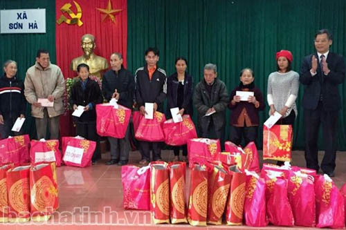 Tặng quà gia đình chính sách, phát cháo miễn phí cho bệnh nhân nghèo ảnh 1