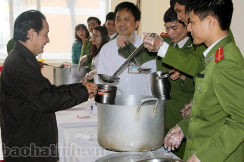 Tặng quà gia đình chính sách, phát cháo miễn phí cho bệnh nhân nghèo ảnh 3