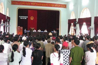 Rất đông người dân đến dự phiên toà