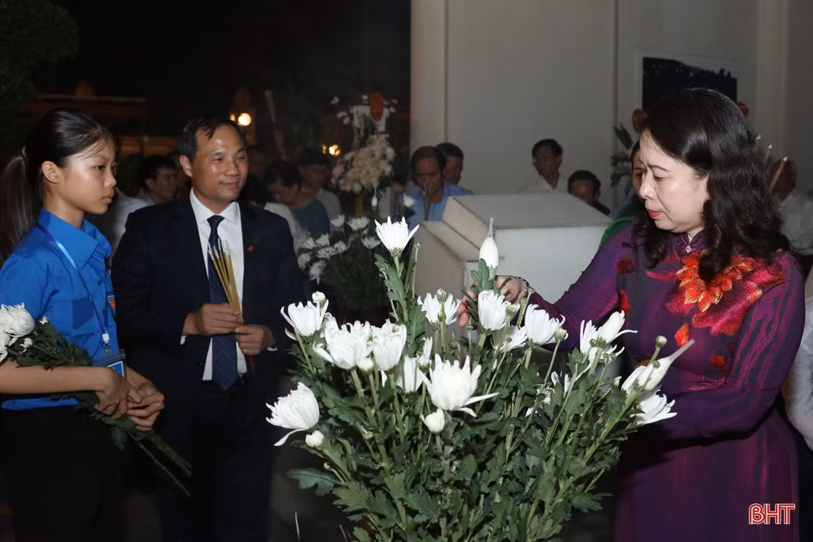 Phó Chủ tịch nước và các đại biểu dâng hương tại Khu di tích Ngã ba Đồng Lộc