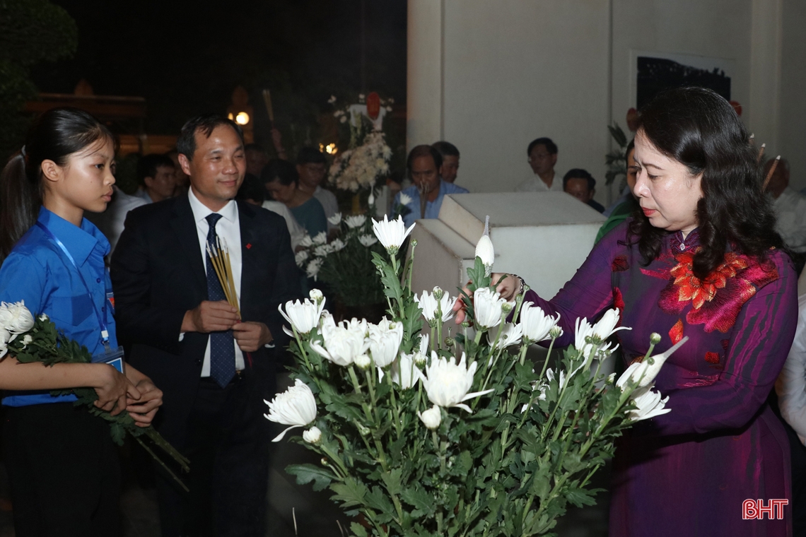 Phó Chủ tịch nước và các đại biểu dâng hương tại Khu di tích Ngã ba Đồng Lộc