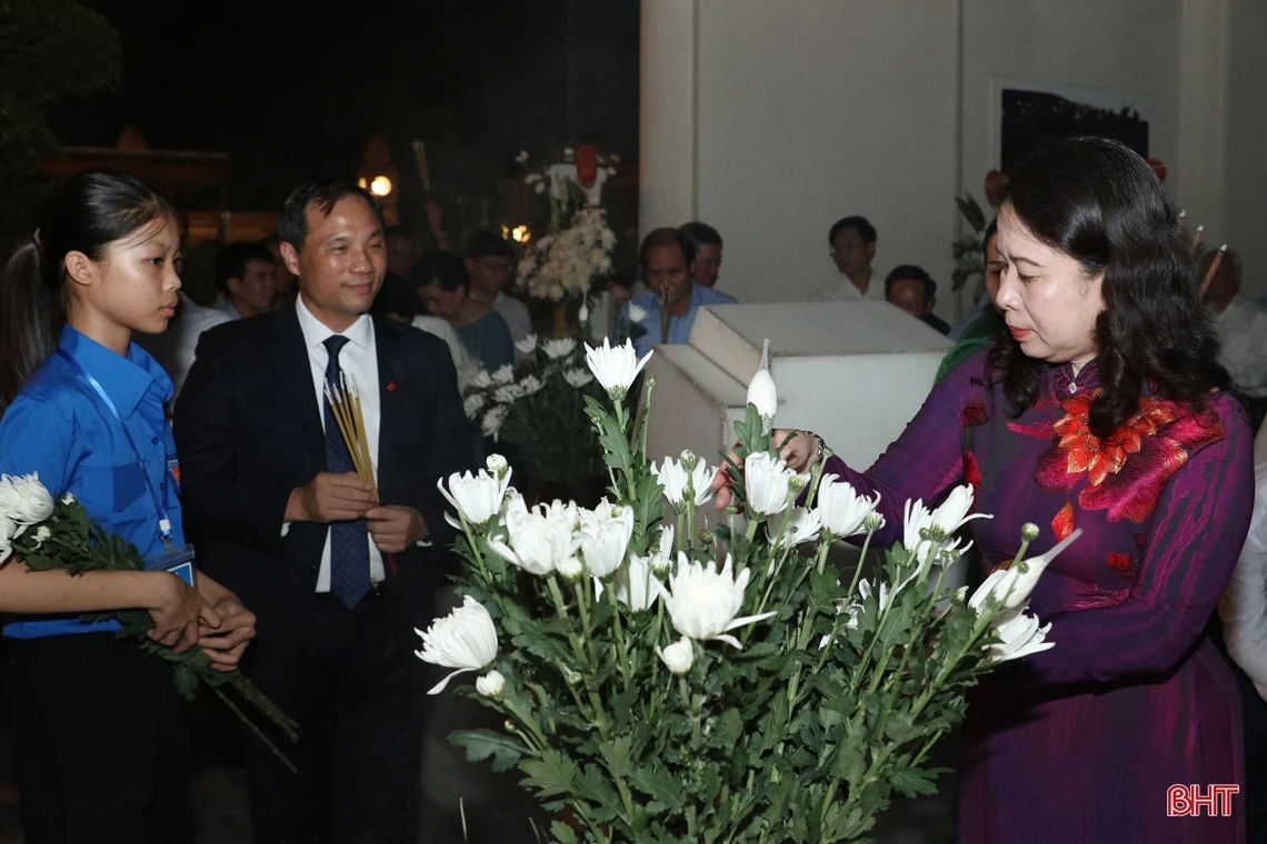 Phó Chủ tịch nước và các đại biểu dâng hương tại Khu di tích Ngã ba Đồng Lộc