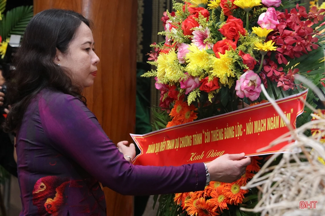Phó Chủ tịch nước và các đại biểu dâng hương tại Khu di tích Ngã ba Đồng Lộc