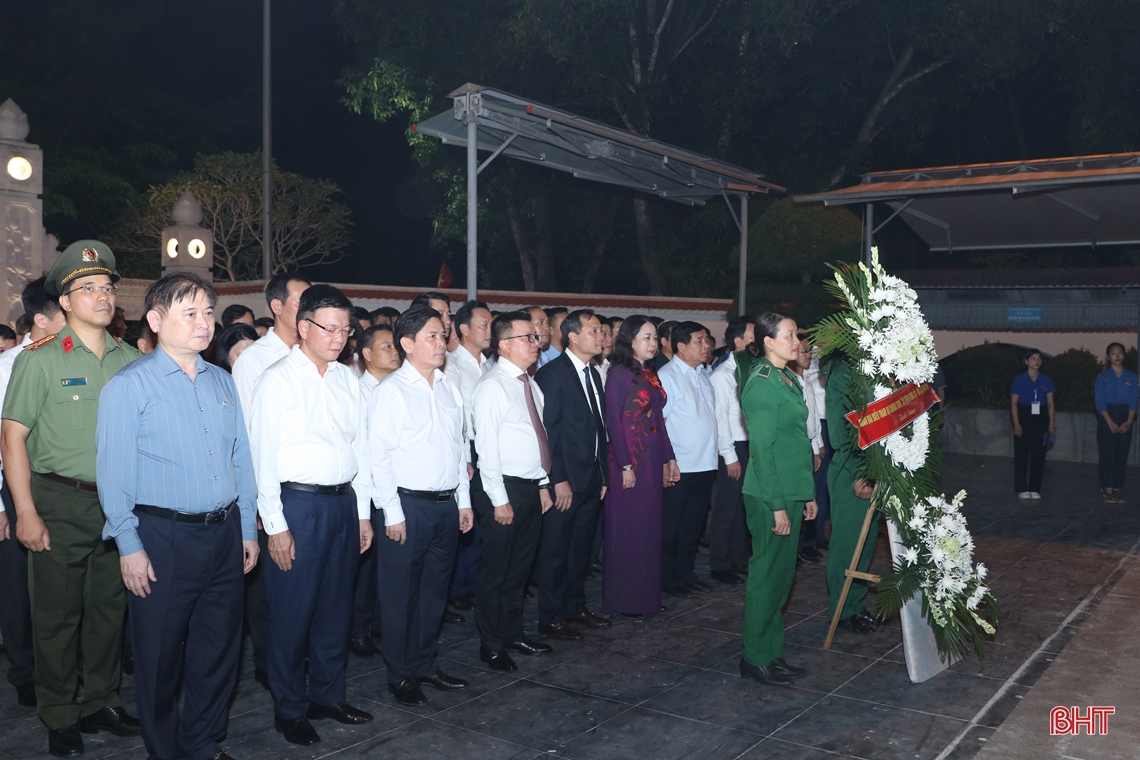 Phó Chủ tịch nước và các đại biểu dâng hương tại Khu di tích Ngã ba Đồng Lộc