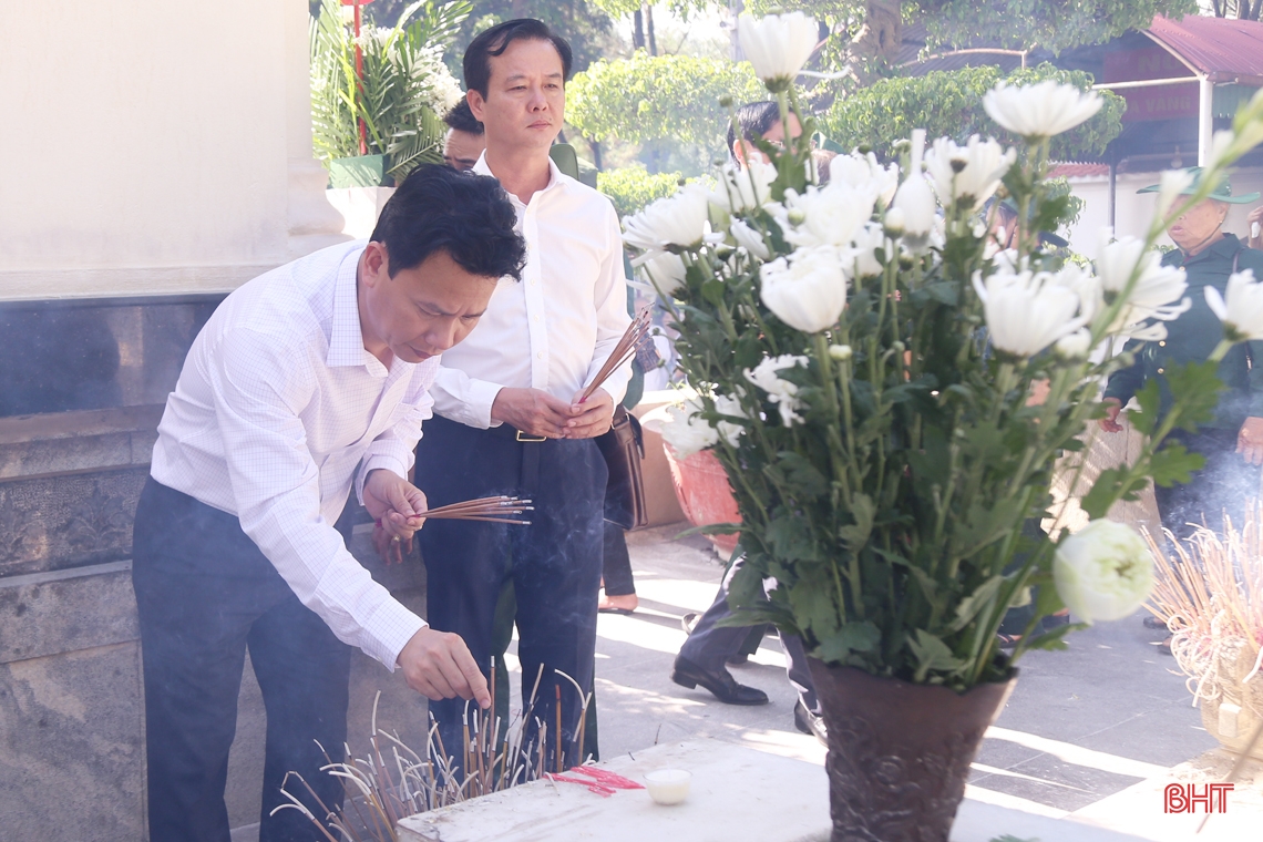 Bộ trưởng Bộ TN&MT Đặng Quốc Khánh tri ân các anh hùng liệt sỹ tại Ngã ba Đồng Lộc