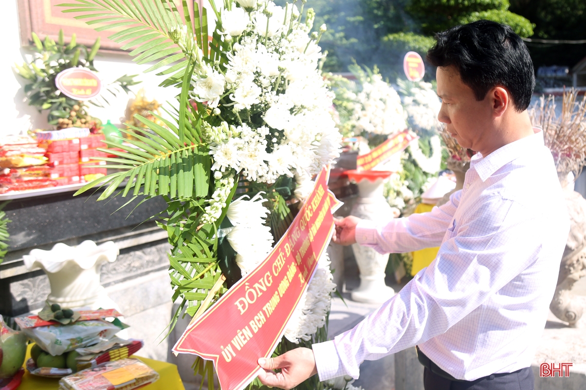 Bộ trưởng Bộ TN&MT Đặng Quốc Khánh tri ân các anh hùng liệt sỹ tại Ngã ba Đồng Lộc