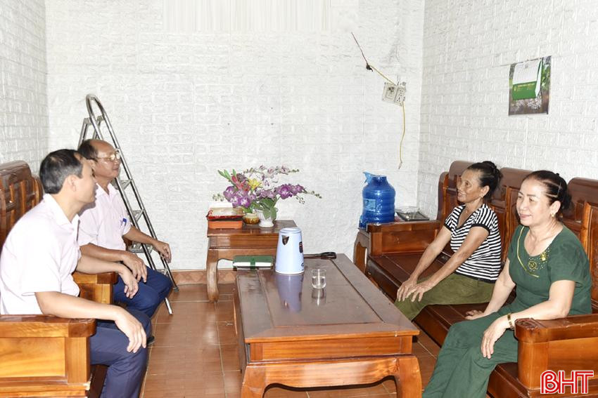Cán bộ Phòng Giao dịch NHCSXH thị xã Hồng Lĩnh thăm hỏi, kiểm tra mô hình chăn nuôi trâu, bò của gia đình bà Nguyễn Thị Lan (áo sọc) . DT_DSC2513.jpg