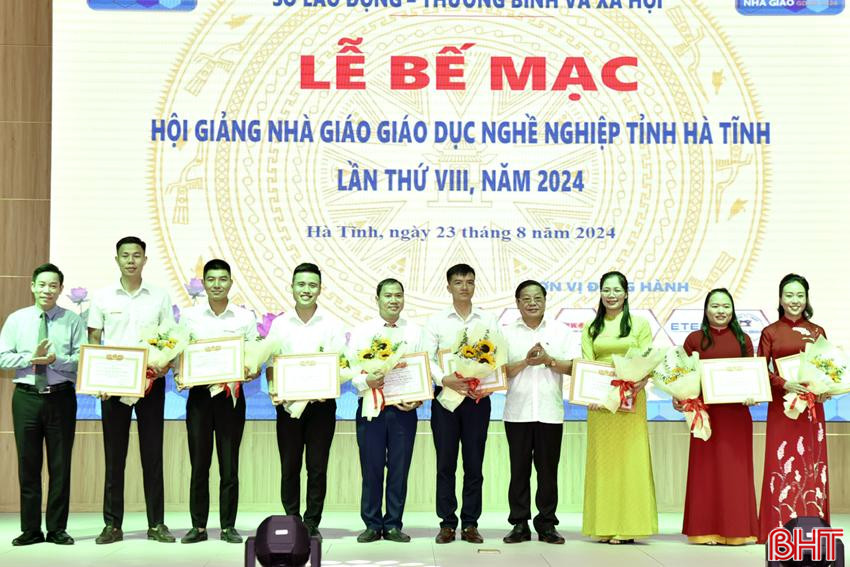 Phó Trưởng ban Tuyên giáo Tỉnh uỷ Nguyễn Trí Lạc và lãnh đạo Sở LĐ-TB&XH trao giải nhì... DT_DSC2663.jpg